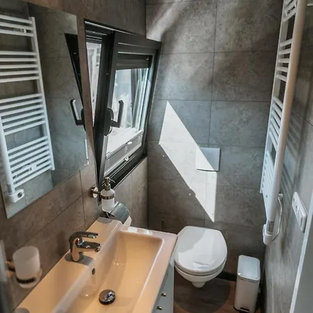 Floatinghouse Red Pearl בית נופש צדניק